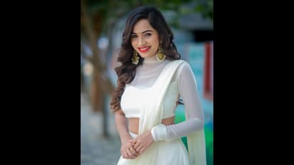  ವೈಟ್ ಸ್ಯಾರಿಯಲ್ಲಿ ಬಿಗ್‌ಬಾಸ್ ನಟಿ, ನಿಮ್ ಸೌಂದರ್ಯ ನೋಡಿ ಚಂದ್ರನೂ ನಾಚಿಕೊಳ್ತಾನೆ ಎಂದ ನೆಟ್ಟಿಗರು!