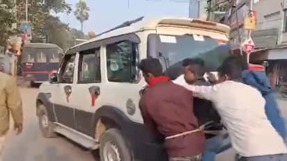 ಮದ್ಯ ನಿಷೇಧಿತ ಬಿಹಾರದಲ್ಲಿ ಪೊಲೀಸ್ ಗಾಡಿಗೂ ಎಣ್ಣೆ ಇಲ್ವಾ?: ಕುಡುಕರಿಂದ ಗಾಡಿ ತಳ್ಳಿಸಿದ ಪೊಲೀಸರು