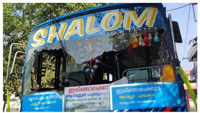 ബസിന് കൈകാണിച്ചു, നിർത്തിയപ്പോൾ കൈയിൽ കരുതിയ കല്ലെടുത്ത് ഒരേറ്; കാര്യമറിയാതെ ജീവനക്കാരും യാത്രക്കാരും 