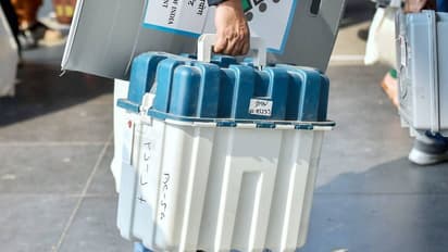 തിരുവനന്തപുരത്ത് വോട്ടിംഗ് മെഷീനുകളിൽ തകരാറെന്ന് വാർത്ത; ഓൺലൈൻ മാധ്യമത്തിനെതിരെ ജില്ലാ കളക്ടർ പരാതി നൽകി