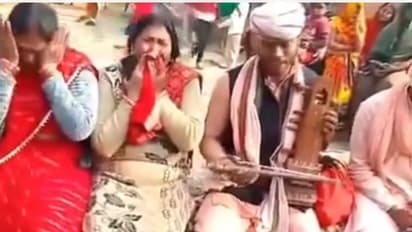 20 ఏళ్ల క్రితం తప్పిపోయిన కొడుకు.. సన్యాసిగా మారి తల్లినే భిక్ష అడిగాడు.. కన్నీళ్లు తెప్పిస్తున్న వీడియో..