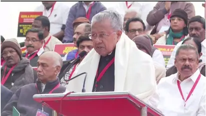 மத்திய அரசு தன்னிச்சையாக முடிவுகளை எடுக்கிறது: டெல்லி போராட்டத்தில் கேரள முதல்வர் விமர்சனம்