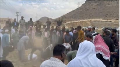 ഭക്ഷണ സാധനങ്ങൾ വാങ്ങാൻ സ്വദേശിയുടെ കാറിൽ കയറി; നിയന്ത്രണം വിട്ട് അപകടം, സഹോദരങ്ങളുടെ മൃതദേഹങ്ങൾ ഖബറടക്കി