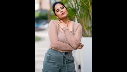 అర్థరాత్రి ఒంటిగంట వరకు రైటర్తో అనసూయ రిహార్సల్స్.. బయట కారులో భర్త.. జబర్దస్త్ మాజీ యాంకర్లో మరో యాంగిల్