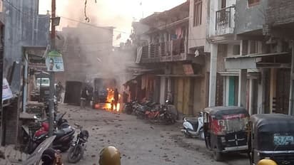 Haldwani Violence: बवाल के बाद जल उठा हल्द्वानी, शहर में कर्फ्यू...देखते ही गोली मारने के आदेश