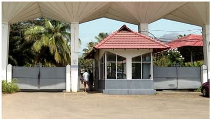 പാലക്കാട് വസ്ത്രനിർമ്മാണ ശാലയിൽ നിന്നുള്ള വിഷപ്പുക ശ്വസിച്ച് 15 തൊഴിലാളികൾ ആശുപത്രിയിൽ