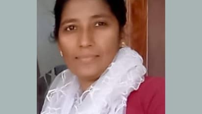 ആശുപത്രിയില്നിന്ന് ഭർത്താവിനൊപ്പം ബൈക്കില് മടങ്ങവെ വീട്ടമ്മ തളര്ന്നുവീണു മരിച്ചു