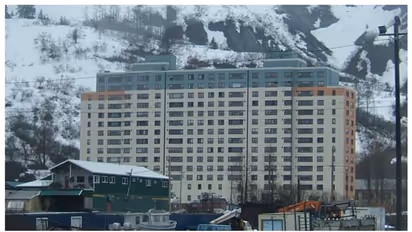 ഒറ്റ കെട്ടിടത്തില്‍ ഒതുക്കപ്പെട്ട നഗരം; ഫ്ലാറ്റുകളും പോലീസ് സ്റ്റേഷനുകളും മുതല്‍ ചായക്കടകള്‍ വരെ !