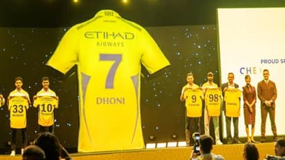 எதிஹாட் ஏர்வேஸ் என்று எழுதப்பட்ட சிஎஸ்கேயின் நியூ ஜெர்சி வெளியீடு; வைரலாகும் ஜெர்சி நம்பர் 7 வீடியோ!