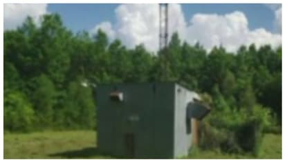 അസാധാരണം !; നേരം ഇരുട്ടി വെളുത്തപ്പോള്‍ റേഡിയോ സ്റ്റേഷന്‍റെ 200 അടി ടവര്‍ കാണാനില്ല !