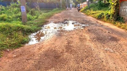 വാഹനം പോയിട്ട് കാൽ നട പോലും അസാധ്യം, റോഡ് തകർന്നിട്ട് വർഷങ്ങൾ, യാത്രാദുരിതം പേറി പ്രദേശവാസികൾ