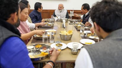 "பிரதமர் உங்களை சந்திக்க விரும்புகிறார்" பார்லிமென்ட் கேன்டீன் - ஆச்சர்யத்தில் மூழ்கிய 8 எம்.பி.க்கள்!