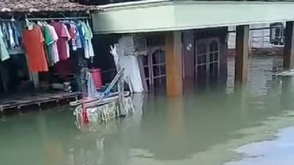 വീടുകളെല്ലാം വെള്ളത്തിൽ, ജീവിതവും വെള്ളത്തിൽ; ഇന്തോനേഷ്യയിൽ നിന്നുള്ള വീഡിയോ