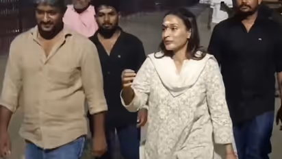 லால் சலாம் படத்தின் வெற்றி - அண்ணாமலையார் கோவிலில் சுவாமி தரிசனம் செய்த ஐஸ்வர்யா ரஜினிகாந்த்!