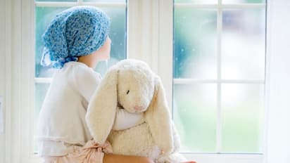 9 കാരിക്ക് കണ്ണിലടക്കം നാലിടത്ത് കാൻസര്‍, കൊച്ചിയിലും കോഴിക്കോടും ചികിത്സ, ഒടുവിൽ അപൂര്‍വ ശസ്ത്രക്രിയയിൽ രക്ഷ