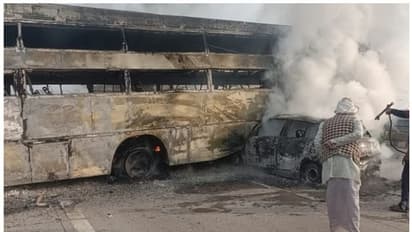 നിയന്ത്രണം വിട്ട് ഡിവൈഡറിലേക്ക് ഇടിച്ചുകയറിയ ബസിലേക്ക് കാര് പാഞ്ഞുകയറി; അഞ്ച് മരണം