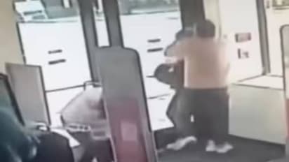 പട്ടാപ്പകൽ അച്ഛനും അമ്മയ്ക്കുമൊപ്പമെത്തിയ കുട്ടിയെ തട്ടിക്കൊണ്ടുപോകാൻ ശ്രമം, ഞെട്ടിക്കുന്ന വീഡിയോ