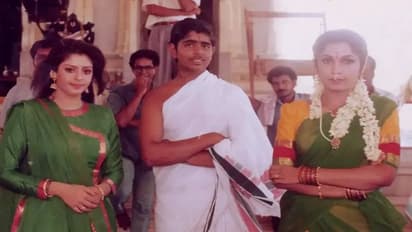 ఆ స్టార్ హీరోయిన్స్ మధ్యలో ఉన్న ఈ కుర్రాడు ఇప్పుడో సెన్సేషన్... ఎవరో తెలిశాక నోరెళ్లబెడతారు!