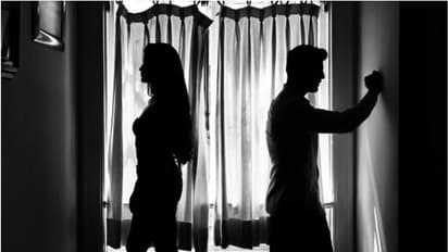 സിന്ദൂരം അണിയേണ്ടത് ബാധ്യത; 5വർഷമായി പിരിഞ്ഞുകഴിയുന്ന യുവതി ഉടൻ ഭർത്താവിന്റെ വീട്ടിൽ പോകണമെന്ന് കോടതി വിധി