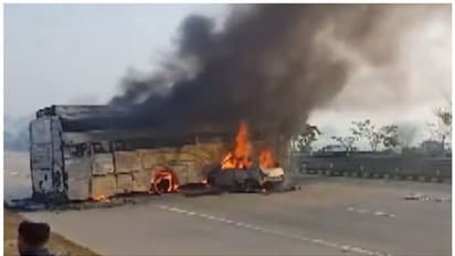 കാറും ബസും കൂട്ടിയിടിച്ചു, ഇരുവാഹനങ്ങൾക്കും തീപിടിച്ച് 5 മരണം: മരിച്ചത് കാറിലുണ്ടായിരുന്നവർ