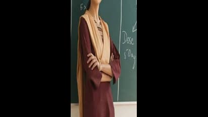 టీచర్తో ఆహారం పంచుకున్న విద్యార్థులు: సోషల్ మీడియాలో వీడియో వైరల్