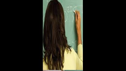 క్లాస్రూమ్లో టీచర్ డ్యాన్స్: వీడియో వైరల్