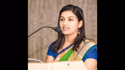 ಸರ್ಜನ್‍ನಿಂದ ಐಎಎಸ್ ಅಧಿಕಾರಿವರೆಗೆ; ರೂಪದಲ್ಲೂ, ವಿದ್ಯೆಯಲ್ಲೂ ಸರಸ್ವತಿ ಈ ರೇಣು