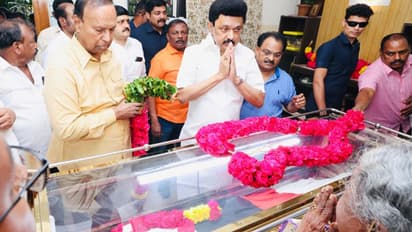 தலைமைக் கழகத்தின் ஒரு தூண் சரிந்துவிட்டது.. இது ஈடுசெய்ய முடியாத பேரிழப்பு.. கலங்கிய மு.க.ஸ்டாலின்!