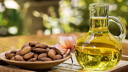 മുഖത്തെ ചുളിവുകള് മാറാന് ബദാം ഓയില് ഇങ്ങനെ ഉപയോഗിക്കൂ...