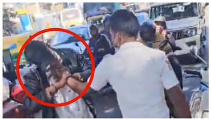 ഹെല്മറ്റില്ലാതെ സ്കൂട്ടറില്; ചോദ്യം ചെയ്ത പൊലീസിന്റെ കൈക്ക് കടിക്കുന്ന യുവാവിന്റെ വീഡിയോ വൈറല് !