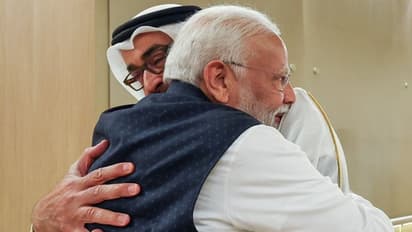 ಪ್ರಧಾನಿ ಮೋದಿ ಆತ್ಮೀಯವಾಗಿ ಸ್ವಾಗತಿಸಿದ UAE ಅಧ್ಯಕ್ಷ , ಗಾರ್ಡ್ ಆಫ್ ಹಾನರ್ ಗೌರವ!