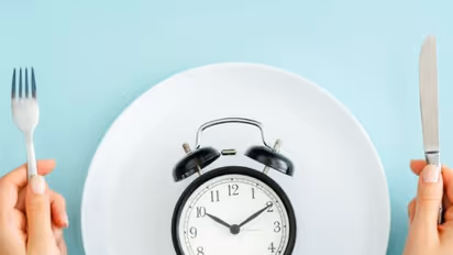 അത്താഴം 8 മണിക്ക് ശേഷമാണോ കഴിക്കാറുള്ളത്? എങ്കിൽ ഇതറിഞ്ഞിരിക്കൂ