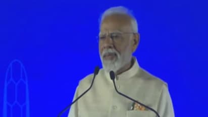 "நீங்கள் இன்று சரித்திரம் படைத்துள்ளீர்கள்".. "அஹ்லன் மோடி".. மக்களிடையே உரையாற்ற துவங்கிய பிரதமர் மோடி!