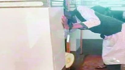 ದಾವಣಗೆರೆ: ಮುಖ್ಯಶಿಕ್ಷಕಿ ಸಿಲುಕಿಸಲು ಶಾಲೆ ಮಕ್ಳಿಂದ ಶೌಚ ತೊಳೆಸಿದ ಶಿಕ್ಷಕಿ..!