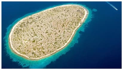 ഏതോ കര്ഷകന് അവശേഷിപ്പിച്ച വിരലടയാളം പോലൊരു ദ്വീപ് !