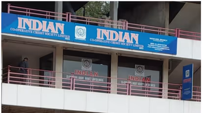 ഇൻകംടാക്സ് റെയ്ഡ്, പിന്നാലെ പൈസ ഇട്ടവരെല്ലാം ഭയപ്പെട്ട് കൂട്ടമായെത്തി; ആകെ ബഹളം, കുഴങ്ങി ജീവനക്കാർ