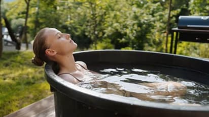 ഐസ് വെള്ളത്തിലെ കുളി; സംഗതി നിസാരമല്ല കെട്ടോ, ഇതുകൊണ്ടുള്ള മെച്ചം...