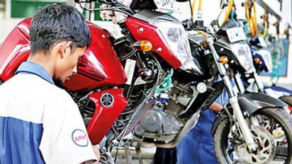 காசில்லாத நேரம் பார்த்து செலவு வைக்கும் பைக்.. அதை தவிர்க்க என்ன செய்யணும்? பைக்கை பராமரிக்க 8 டிப்ஸ் இதோ!