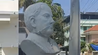 ബോർഡ് കെട്ടിയത് 'രാജീവ് ഗാന്ധിയുടെ കഴുത്തിൽ, നിങ്ങൾ തന്നെ ഇങ്ങനെ ചെയ്താലോ?' പിന്നാലെ അഴിച്ചുമാറ്റി