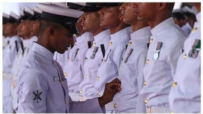 'കോളനി ചിഹ്നം വേണ്ട, ഇനി ദേശീയ വസ്ത്രം'; പുതിയ ഡ്രസ് കോഡ് പ്രഖ്യാപിച്ച് നാവിക സേന 
