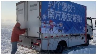 3,300 കിലോമീറ്റർ ദൂരം കണ്ടെയ്നറില് 'മഞ്ഞ്' എത്തിച്ച് കമ്പനി; കാരണമറിഞ്ഞപ്പോള് കൈയടി !