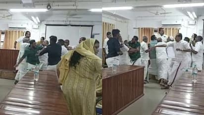അടി, അടി, അടിയോടടി! നഗരസഭ കൗണ്‍സില്‍ യോഗത്തില്‍ തമ്മിലടിച്ച് എല്‍ഡിഎഫ്-യുഡിഎഫ് കൗണ്‍സിലര്‍മാര്‍, പരിക്ക്