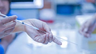 പങ്കാളിക്ക് ഗര്ഭമുണ്ടാകാൻ അച്ഛന്റെ ബീജവും കുത്തിവച്ചു; കേസ് കോടതിയിലെത്തിയപ്പോള്...