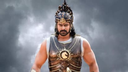 രാജമൗലി സൃഷ്ടിച്ച പുത്തൻ തരം​ഗം, പ്രഭാസിന്റെ കരിയർ ബ്രേക്ക് പടം; 10-ാം വാർഷികത്തിൽ 'ബാഹുബലി' വരുന്നു