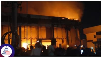 ಶಿವಮೊಗ್ಗ ಹ್ಯೂಂಡಾಯ್ ಕಾರ್ ಶೋ ರೂಂನಲ್ಲಿ ಅಗ್ನಿ ಅವಘಡ, 7 ಕಾರು ಭಸ್ಮ!