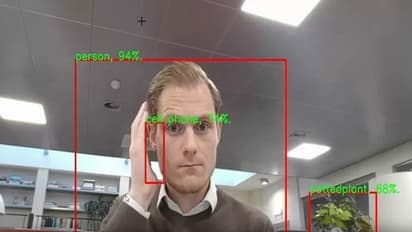 सावधान! सिर खुजाने पर हो सकता है लंबा चालान