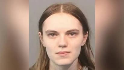 ആരെയെങ്കിലും കൊല്ലാനുള്ള ഉൾപ്രേരണ അടക്കാനായില്ല, അച്ഛനേയും അനിയനെയും വെടിവച്ചുകൊന്ന് 17 -കാരി