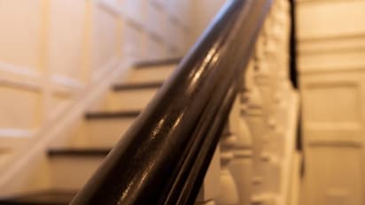 മൂന്നാം നിലയിൽ നിന്ന് സ്റ്റെയർകേസ് കൈവരിയിലൂടെ നിരങ്ങിയിറങ്ങാൻ ശ്രമം, വിദ്യാർത്ഥിക്ക് ദാരുണാന്ത്യം