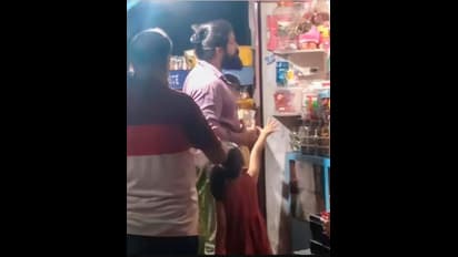 ಭಟ್ಕಳದ ಪೆಟ್ಟಿ ಅಂಗಡಿಯಲ್ಲಿ ಹೆಂಡ್ತಿ ಮಕ್ಕಳಿಗೆ ಐಸ್‌ ಕ್ರೀಂ ಕೊಡಿಸಿದ ಯಶ್; ಫೋಟೋ ವೈರಲ್ 