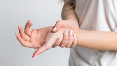 കൈകളിലും കാലുകളിലും മരവിപ്പ് അനുഭവപ്പെടുന്നുണ്ടോ? ഡയറ്റില് ഉള്പ്പെടുത്താം ഈ ഭക്ഷണങ്ങള്...